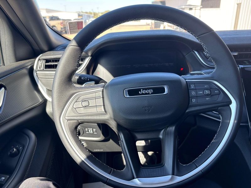 New 2025 Jeep Grand Cherokee Altitude X 4x4Image 13