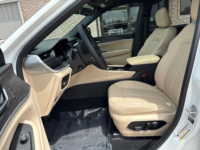 New 2025 Jeep Grand Cherokee L Limited 4x4Image 3
