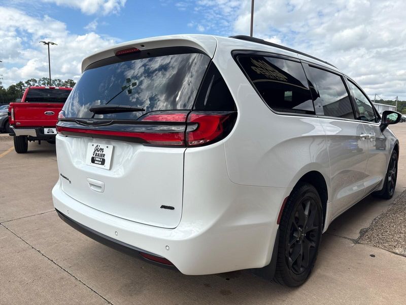 2023 Chrysler Pacifica Touring L photo 10