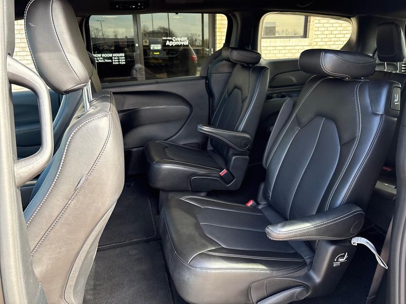 Used 2025 Chrysler Pacifica SelectImage 4