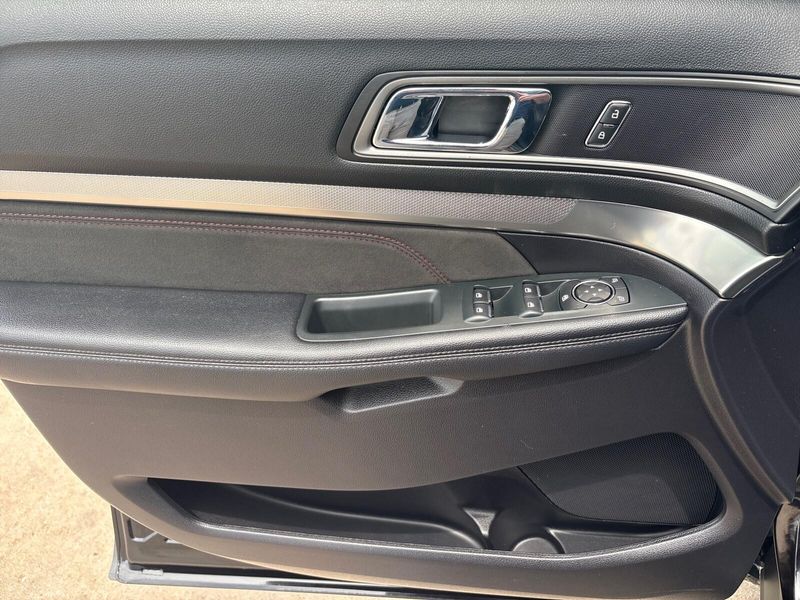 Used 2019 Ford Explorer XLTImage 12