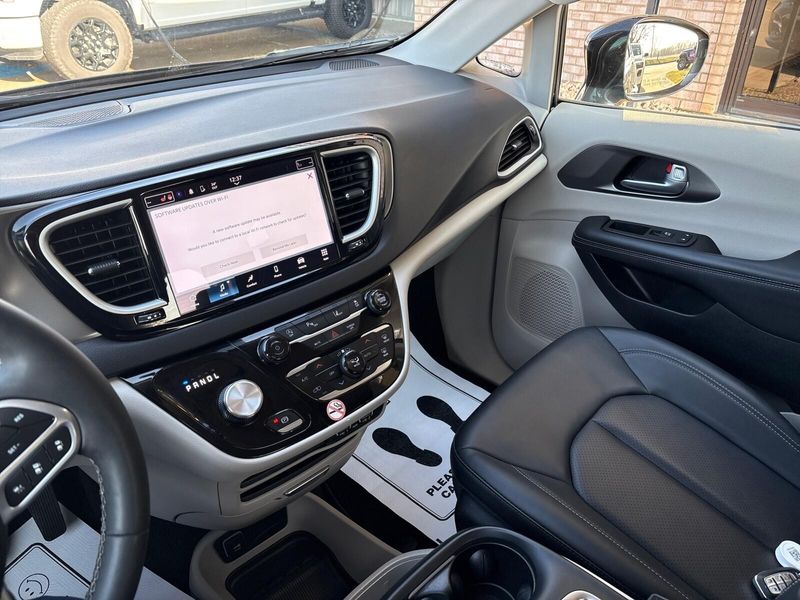 Used 2024 Chrysler Pacifica Touring LImage 17