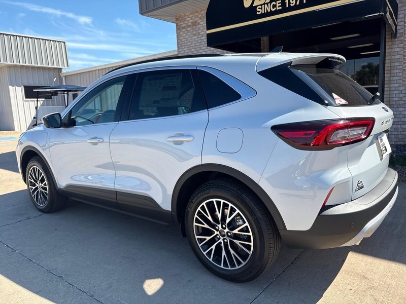 2025 Ford Escape photo 9