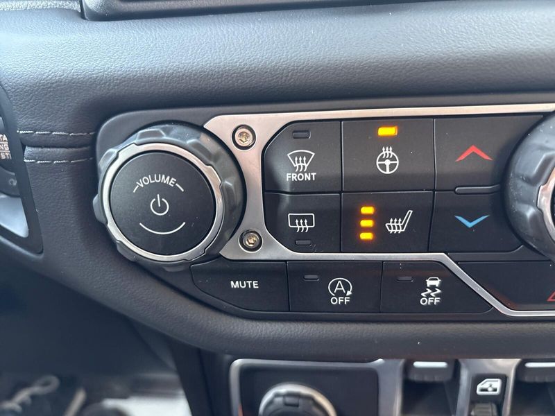 Used 2024 Jeep Wrangler SaharaImage 17