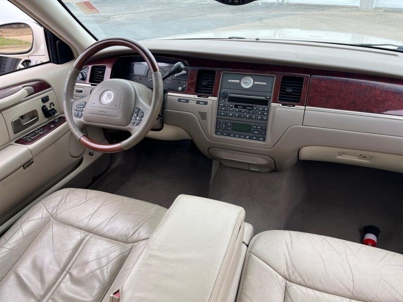 2003 Lincoln Town Car Cartier PremiumImage 6
