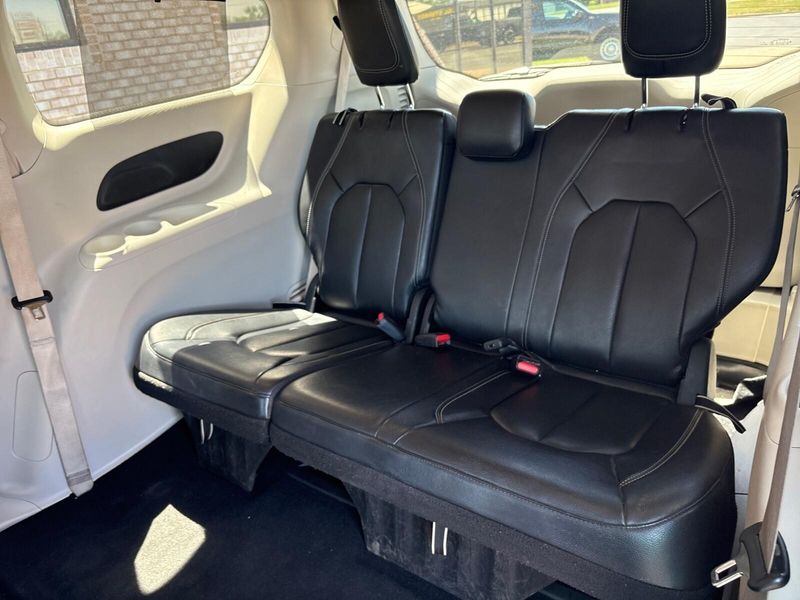 Used 2022 Chrysler Pacifica Touring LImage 5
