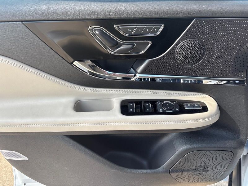 2025 Lincoln Corsair Premiere photo 13