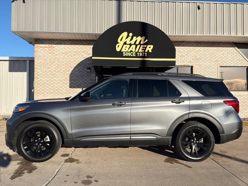 Used 2023 Ford Explorer XLTImage 2