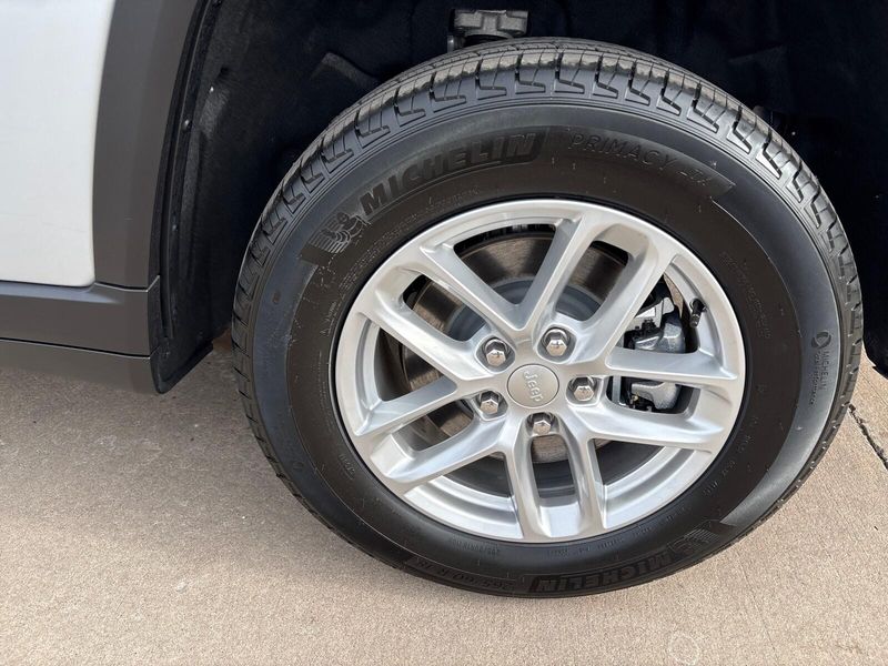 New 2025 Jeep Grand Cherokee L Laredo X 4x4Image 14