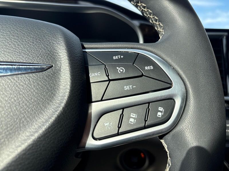 Used 2023 Chrysler Pacifica LimitedImage 17