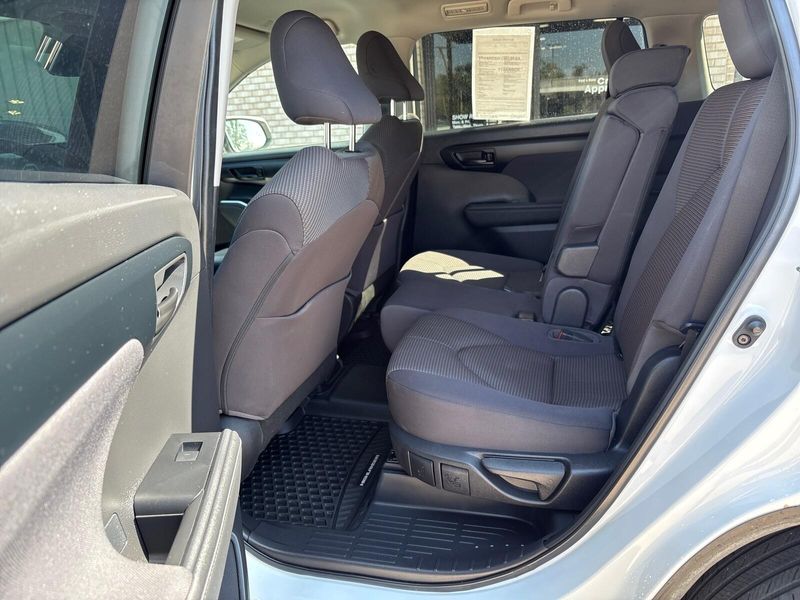 Used 2023 Toyota Highlander LImage 4