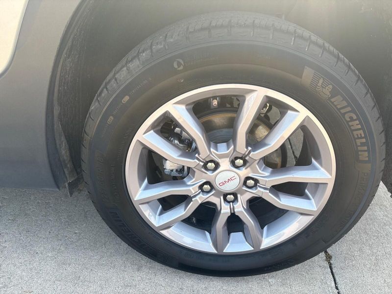 Used 2024 GMC Terrain SLTImage 11