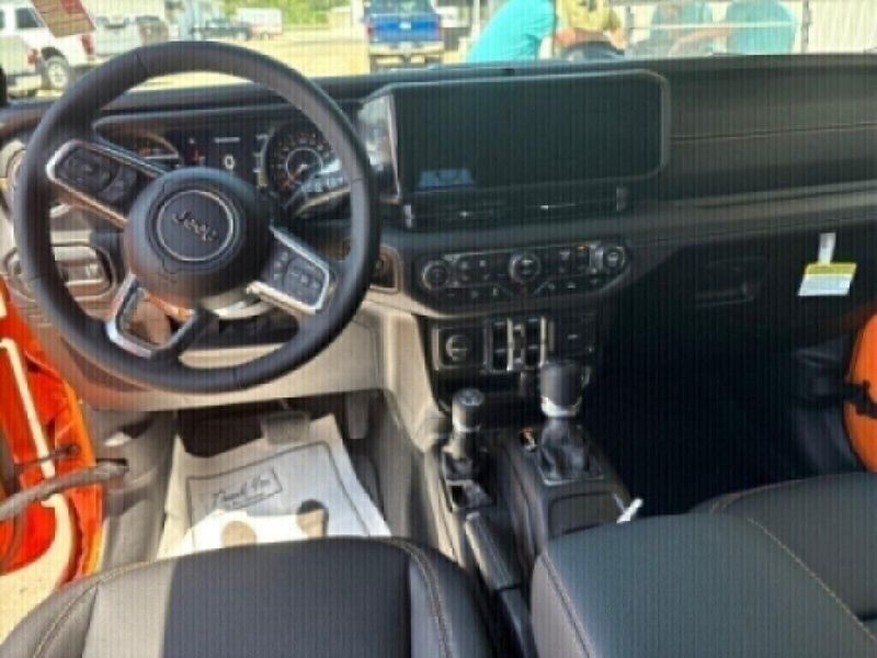 2025 Jeep Wrangler 4-door SaharaImage 5