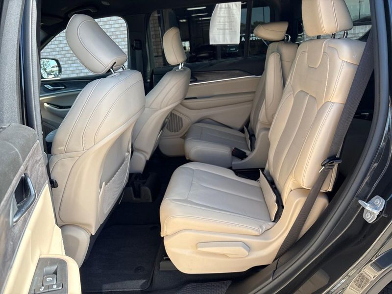 Used 2023 Jeep Grand Cherokee L LimitedImage 4