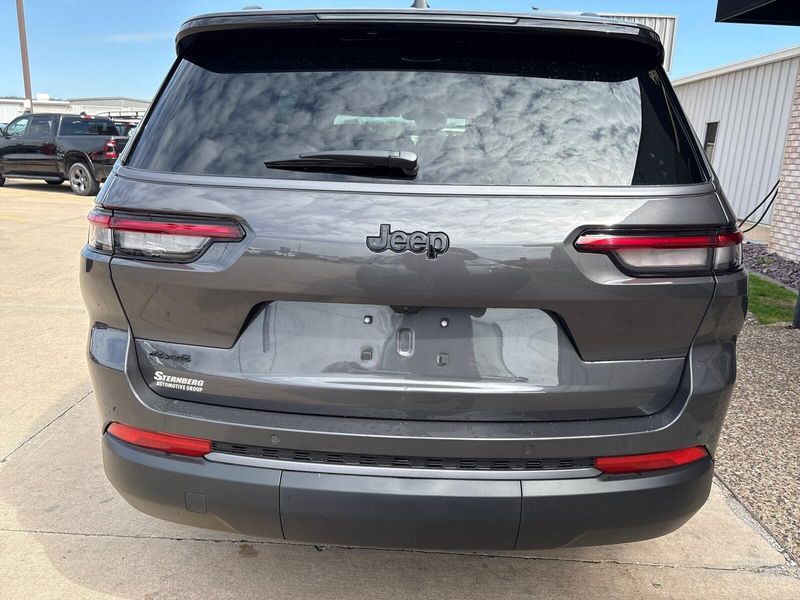 New 2026 Jeep Grand Cherokee L Limited 4x4Image 12