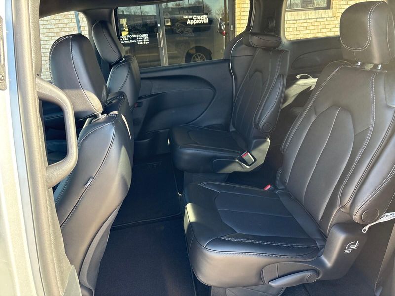 New 2026 Chrysler Pacifica SelectImage 4