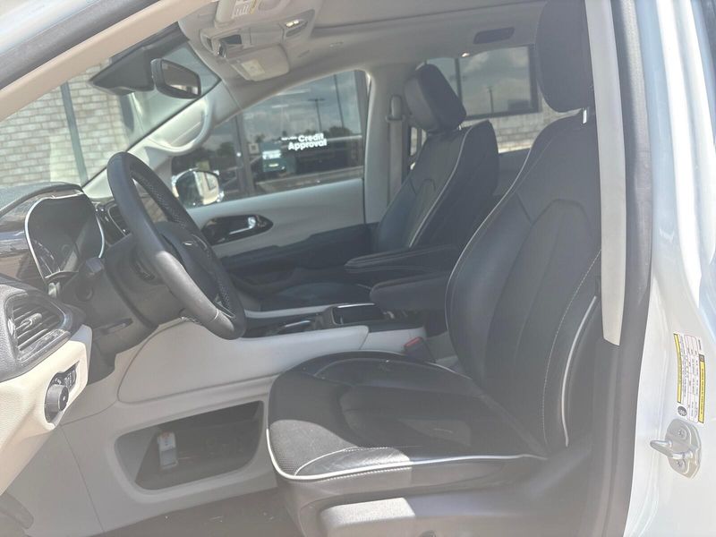 Used 2023 Chrysler Pacifica LimitedImage 3