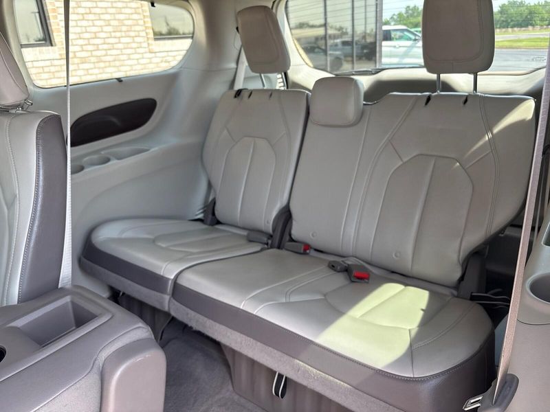 2017 Chrysler Pacifica Touring-LImage 5