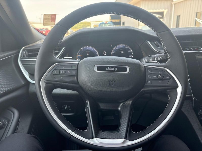 New 2025 Jeep Grand Cherokee Laredo X 4x4Image 14