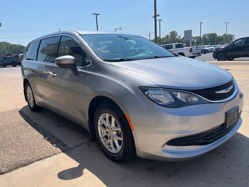 2017 Chrysler Pacifica LXImage 7