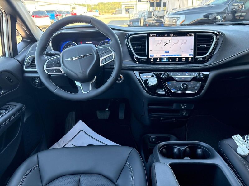 New 2026 Chrysler Pacifica SelectImage 7