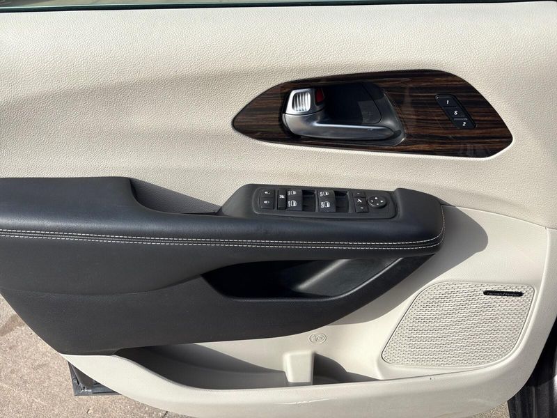 Used 2023 Chrysler Pacifica LimitedImage 14