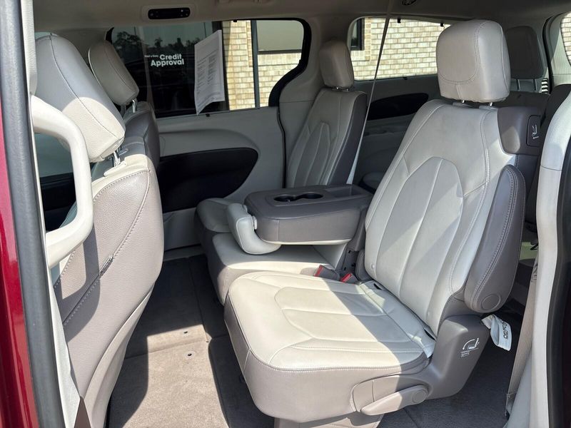 2017 Chrysler Pacifica Touring-LImage 4