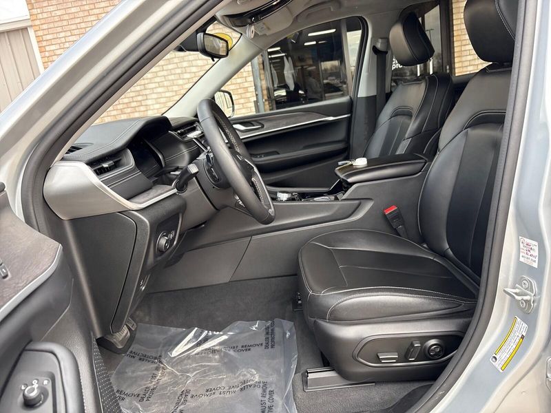 Used 2023 Jeep Grand Cherokee LimitedImage 3