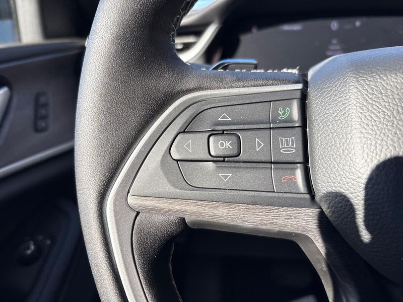 New 2025 Jeep Grand Cherokee L Limited 4x4Image 16