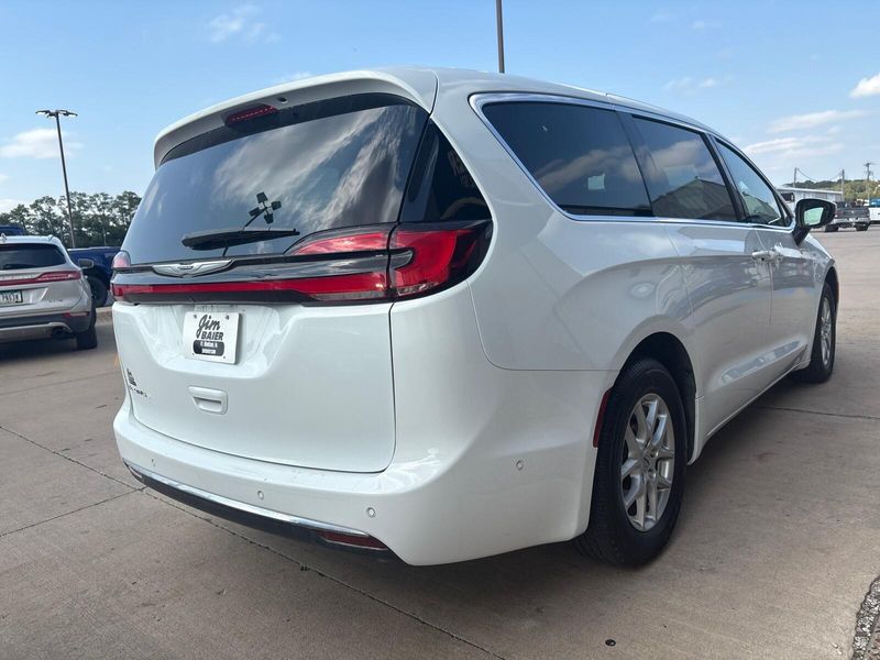 Used 2023 Chrysler Pacifica Touring LImage 7