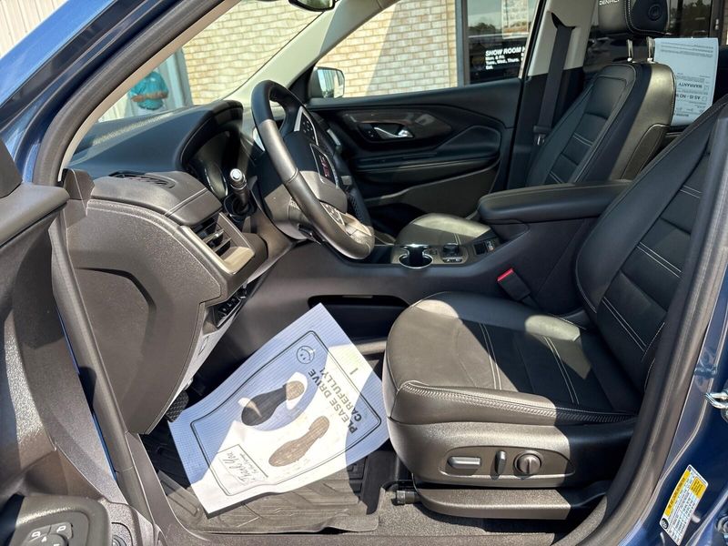 Used 2024 GMC Terrain DenaliImage 3