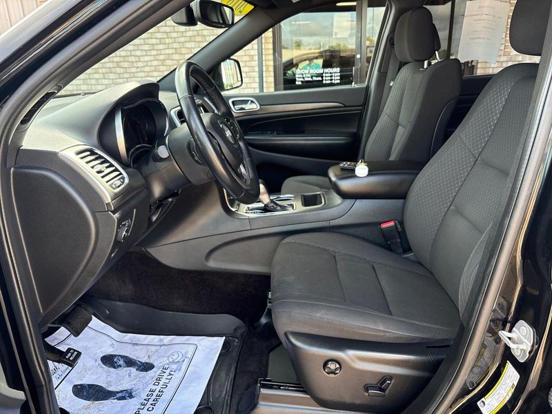 2018 Jeep Grand Cherokee LaredoImage 3