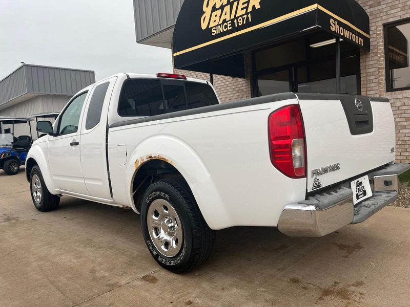 2010 Nissan Frontier SEImage 11