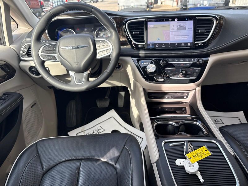 Used 2023 Chrysler Pacifica LimitedImage 7