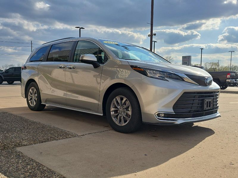2022 Toyota Sienna XLEImage 7