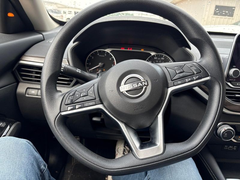 2023 Nissan Altima 2.5 SV photo 12