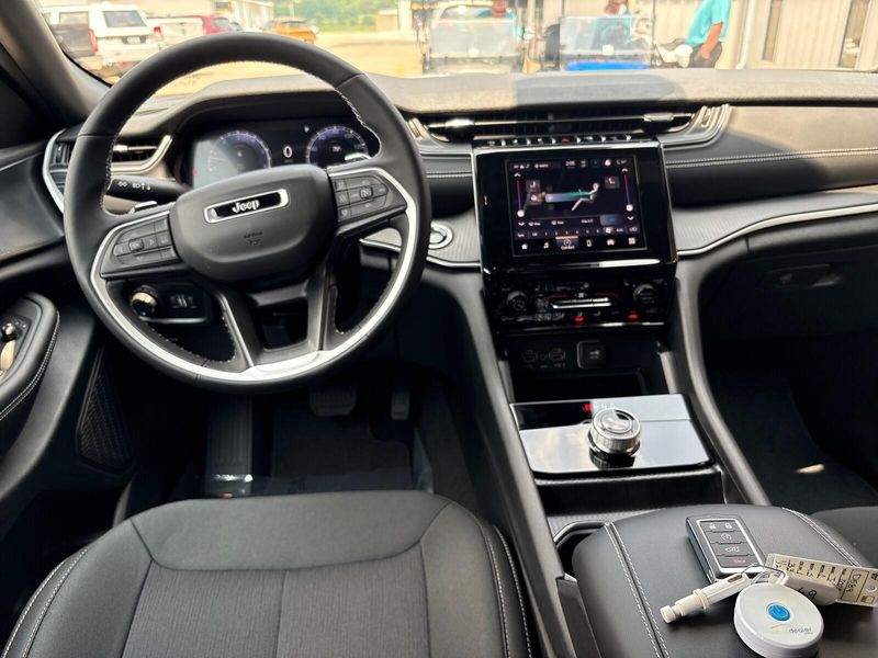 2025 Jeep Grand Cherokee Laredo X 4x4Image 5