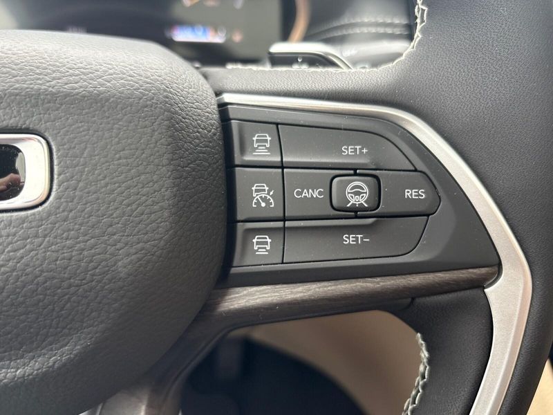 New 2026 Jeep Grand Cherokee L Limited 4x4Image 17