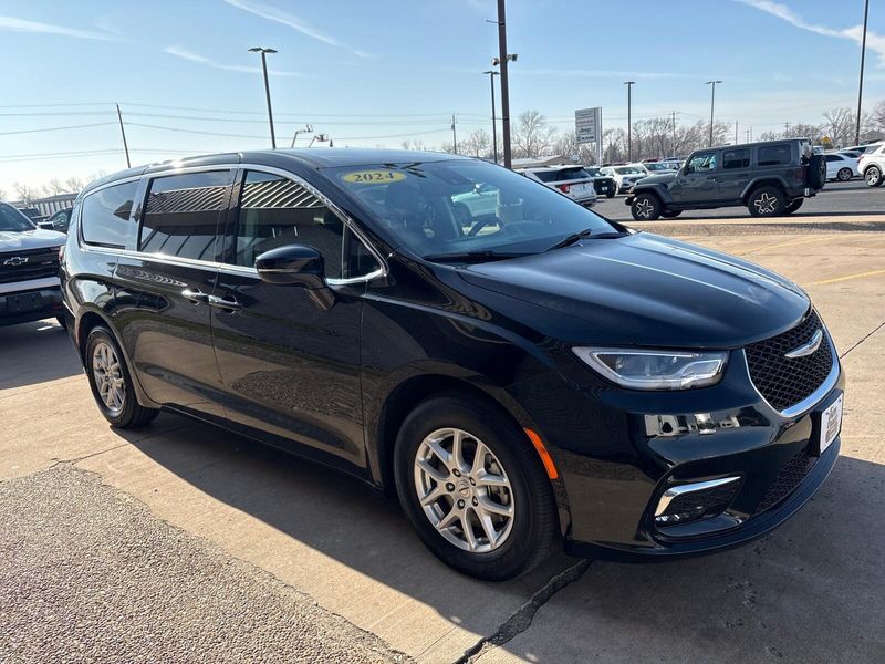 Used 2024 Chrysler Pacifica Touring LImage 8