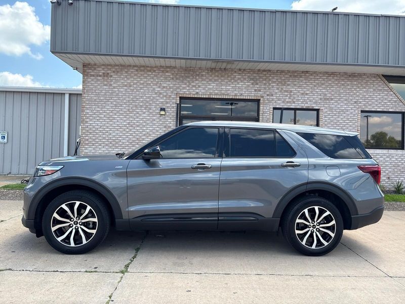 Used 2022 Ford Explorer ST-LineImage 2
