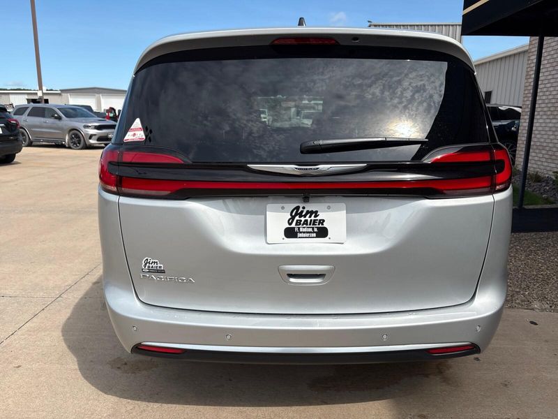 New 2026 Chrysler Pacifica PinnacleImage 12