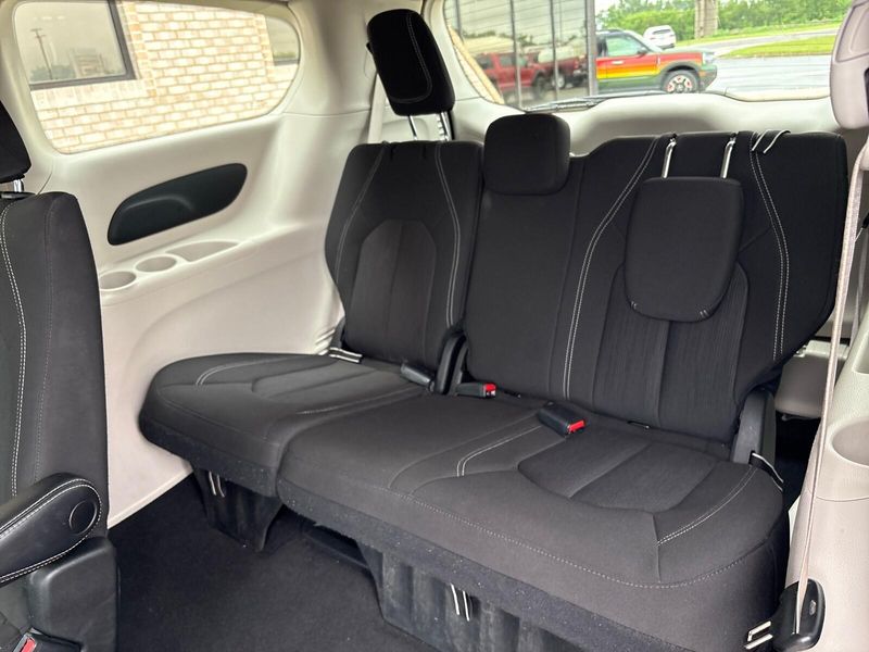 Used 2023 Chrysler Voyager LXImage 5