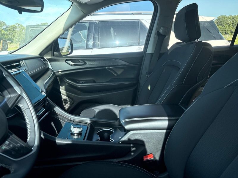 Used 2023 Jeep Grand Cherokee LaredoImage 3