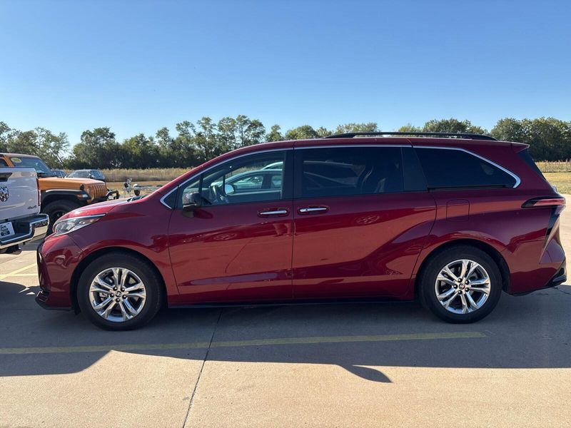 Used 2022 Toyota Sienna XSEImage 2