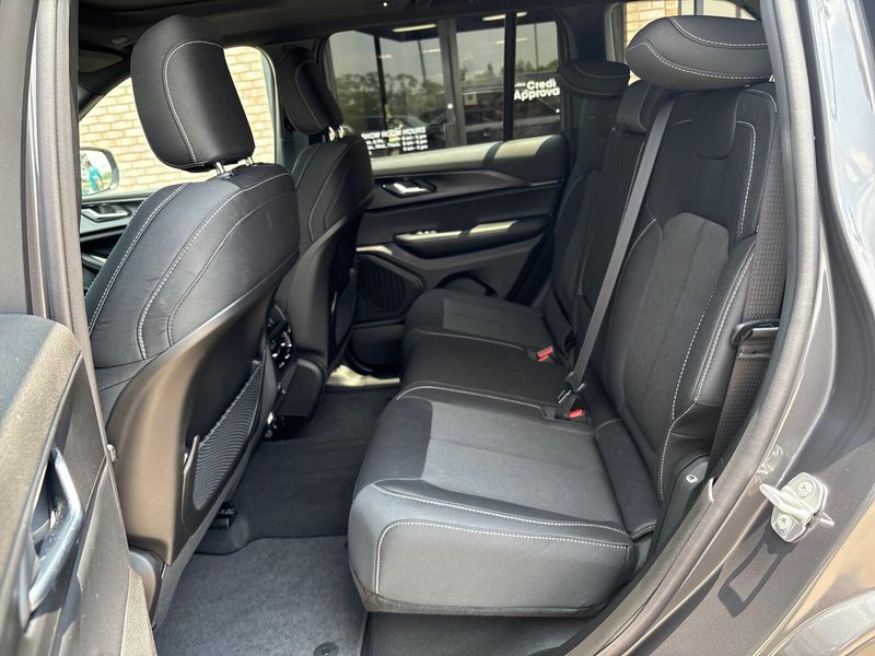 2025 Jeep Grand Cherokee Laredo X 4x4Image 4