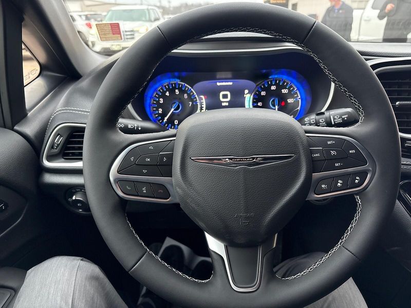 New 2026 Chrysler Pacifica Select AwdImage 16