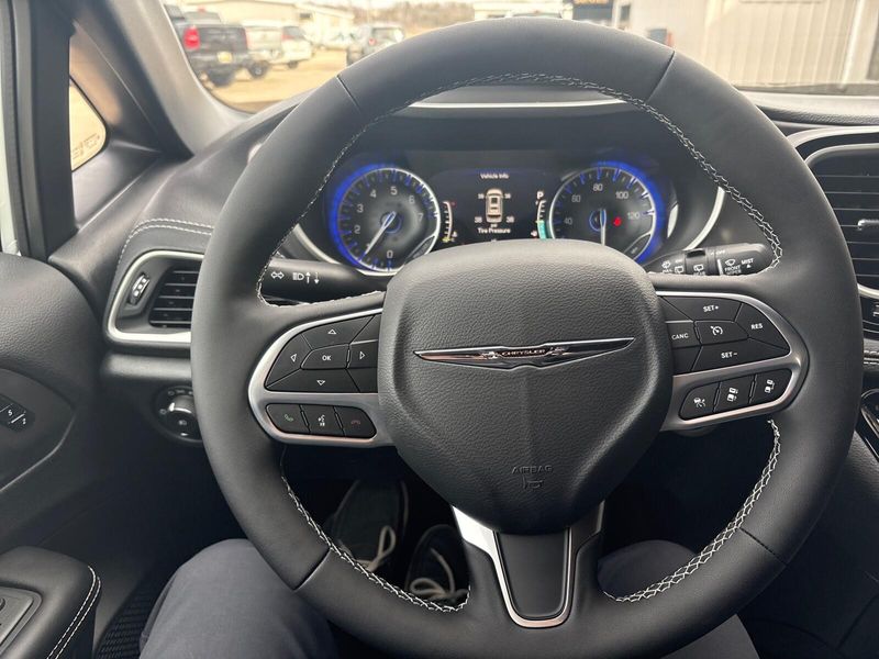 New 2026 Chrysler Pacifica SelectImage 13