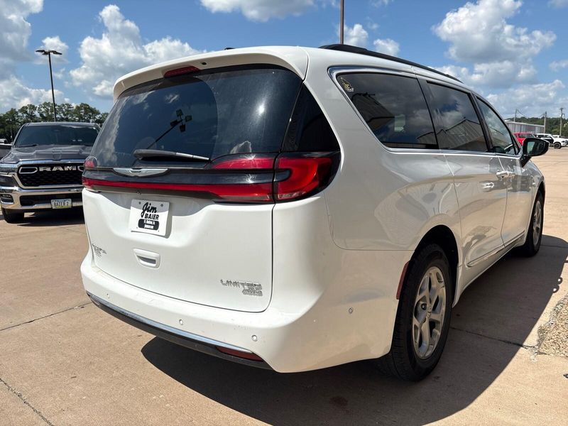 Used 2023 Chrysler Pacifica LimitedImage 9