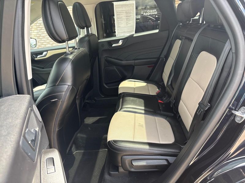 Used 2021 Ford Escape TitaniumImage 4
