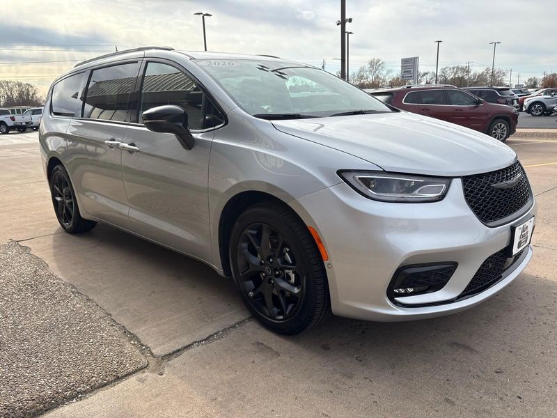 New 2026 Chrysler Pacifica SelectImage 8